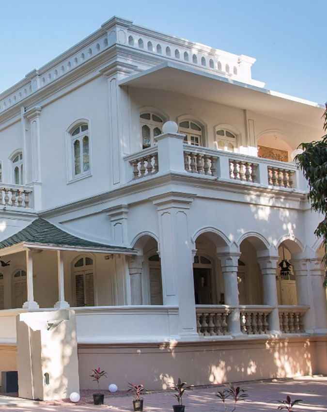 उद्योग के साथ शिक्षा और कला में योगदान