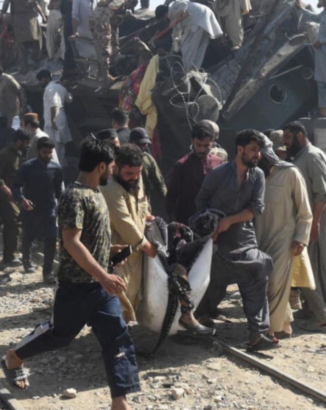 Pakistan Quetta Train Blast-1-2-3-4