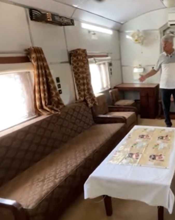 सोफा सीट और मीटिंग एरिया जैसी सुविधाएं