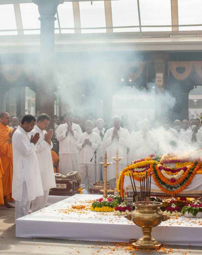 सिर्फ हिंदू धर्म में ही सफेद कपड़े पहने जाते हैं?