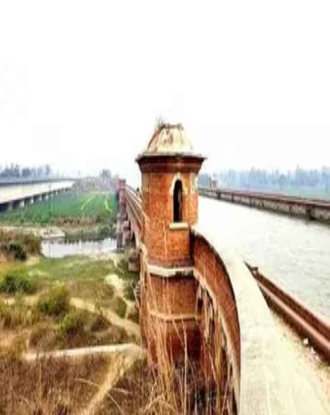 काली नदी पर बना है पुल