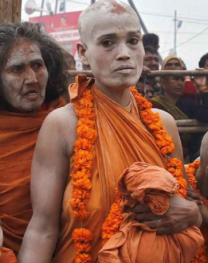हाथों से खींचकर हटाए जाते हैं बाल