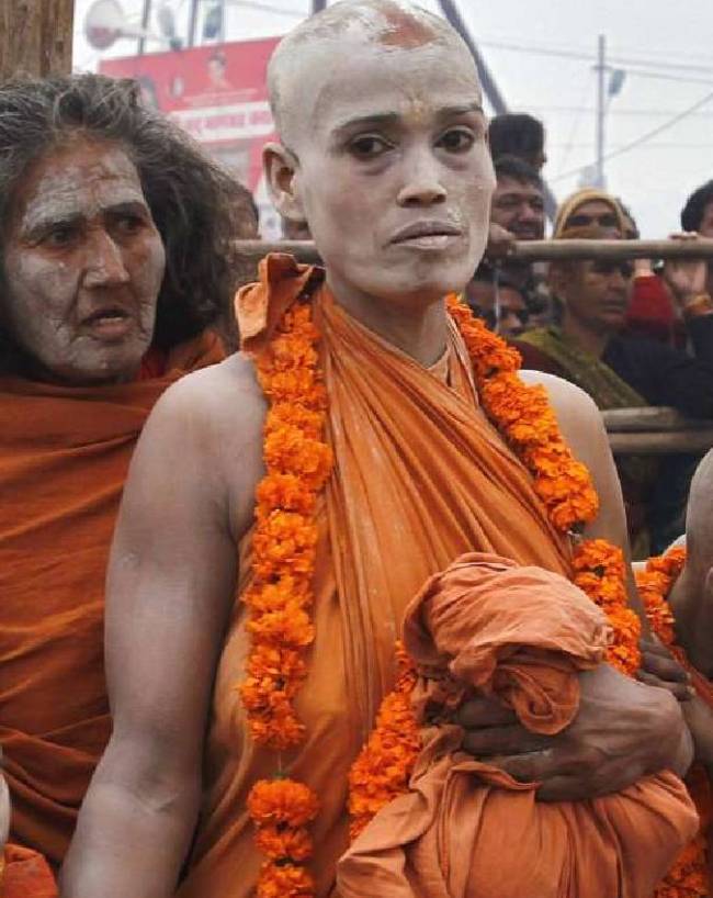 Female-Naga-Sadhvi-1-2-3-4