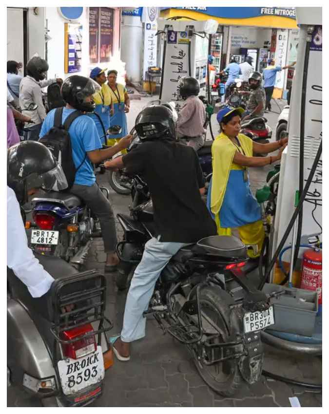 दिल्ली में पेट्रोल ₹98 के पार, डीजल भी हुआ महंगा