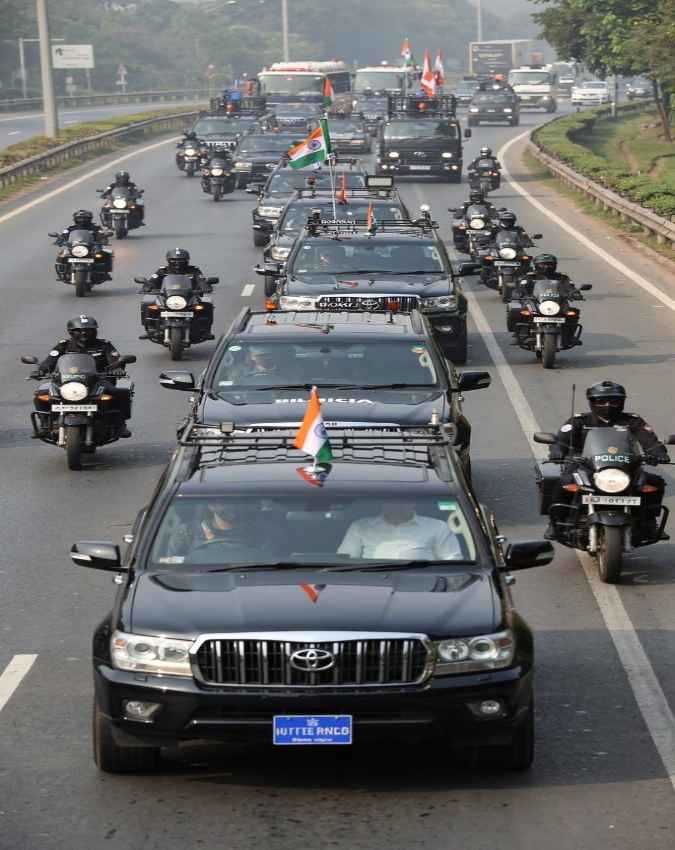 पीएम का काफिला अभेद्य गाड़ियों का है किला