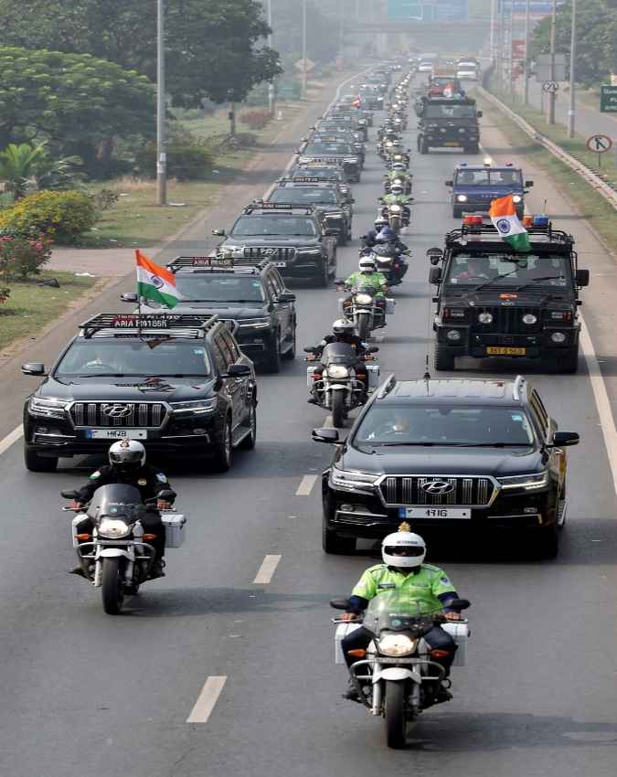 इस समय काफिले हैं कितनी गाड़ियां?
