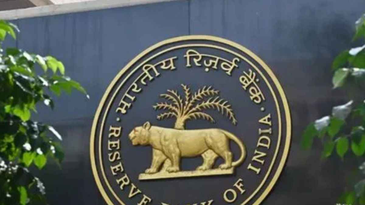 रुपये को बचाने के लिए मैदान में उतरा RBI! डॉलर के मुकाबले ऑल-टाइम लो पर पहुंचे रुपये को संभालने के लिए बनाया ये मेगा एक्शन प्लान