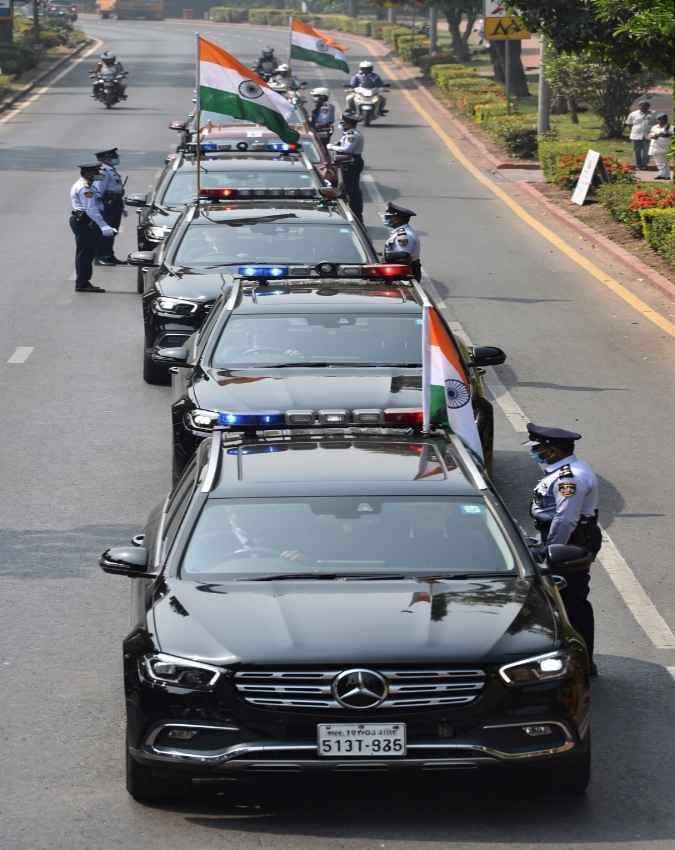 संसद दौरे पर छोटा कारकेड