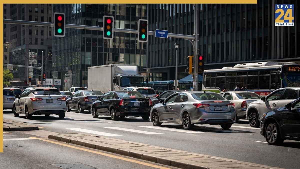 Traffic Lights: रुकने के लिए लाल और चलने के लिए हरे रंग का ही क्यों होता है इस्तेमाल, किसने चुने थे ये रंग?