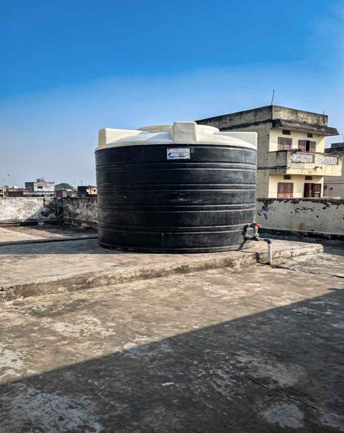 टंकी में से काई का सफाया