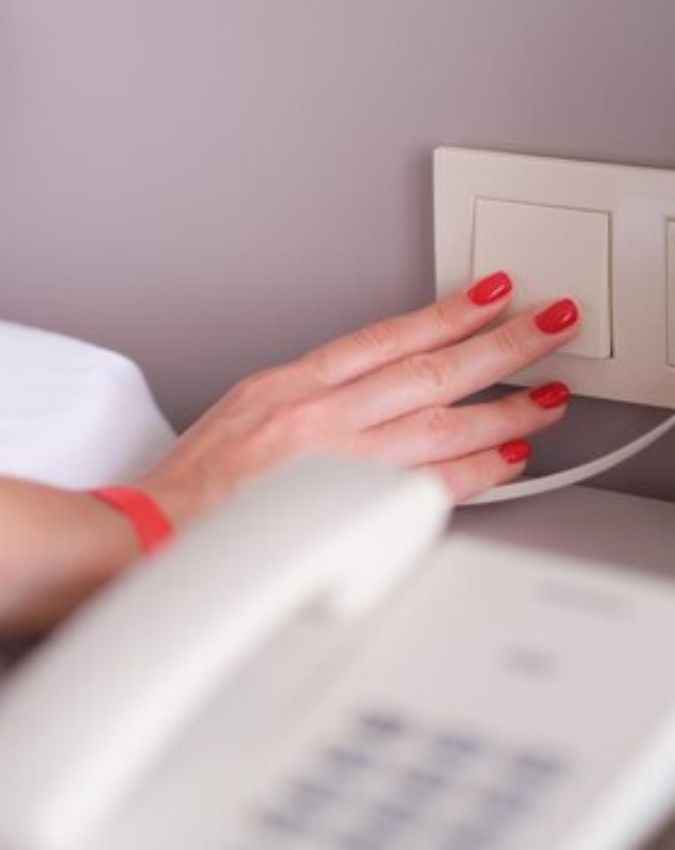 होटल के कमरे में घुसते ही क्या करें?