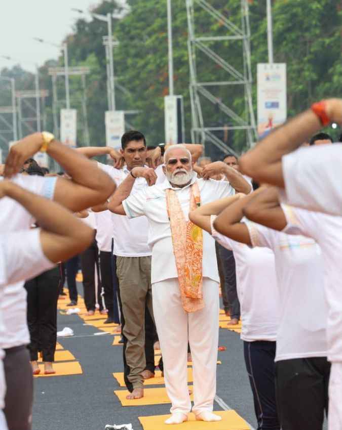 कोलकाता में पीएम मोदी ने किया योग