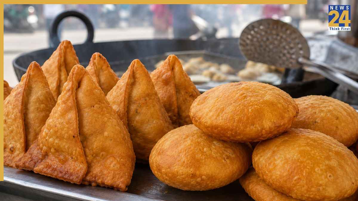 समोसे और कचौरी खाने वाले कान खोलकर सुनें! FSSAI ने दी ये चेतावनी, वरना हो सकता है कैंसर