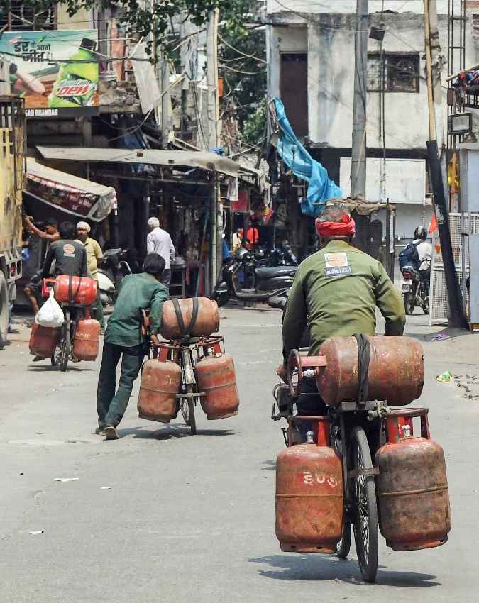 मुंबई में कमर्शियल सिलेंडर का कितना है रेट?