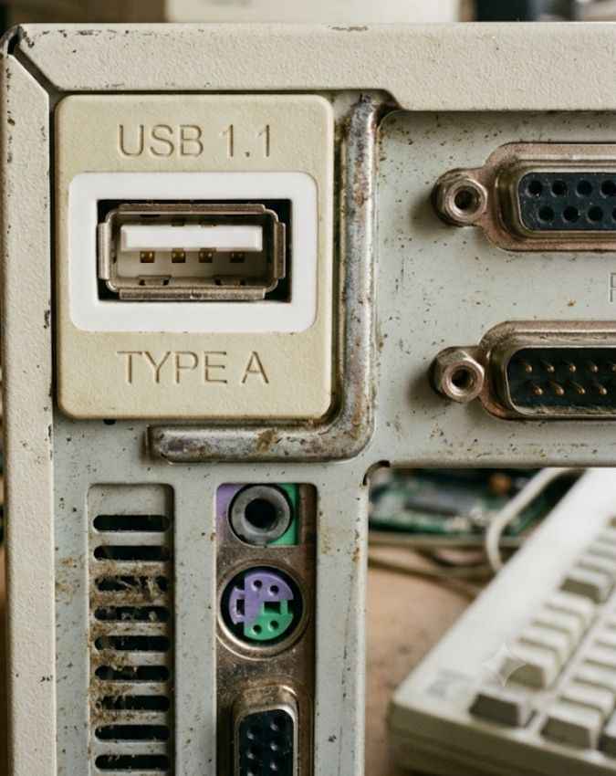 सफेद रंग वाले USB पोर्ट का मतलब