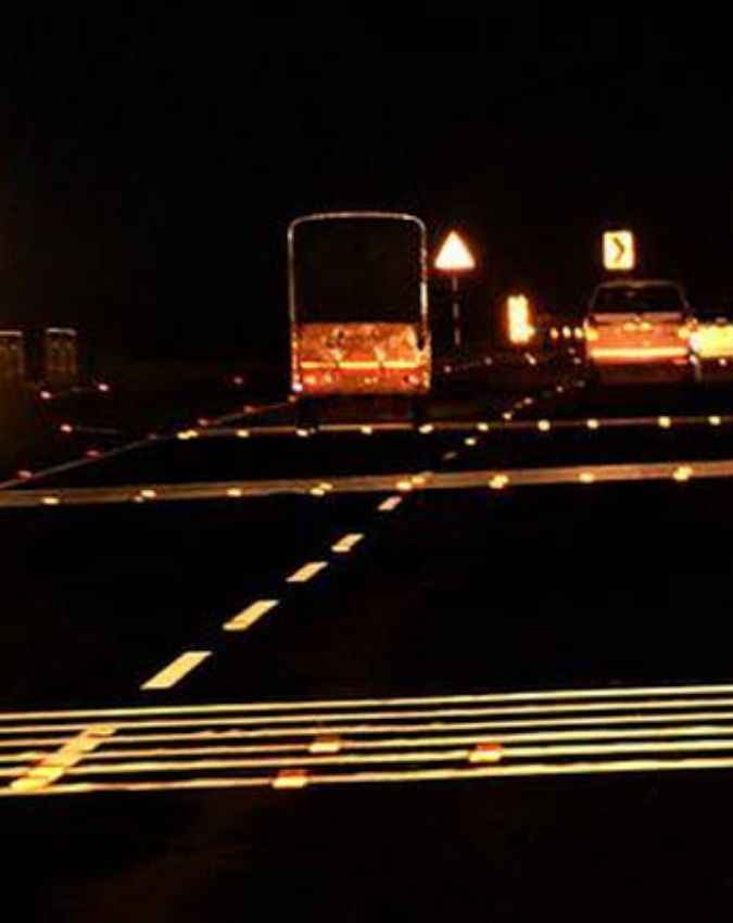बिना लाइट के भी कैसे सुरक्षित रहता है सफर?