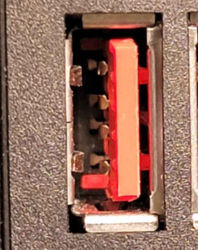 लाल USB पोर्ट की खासियत क्या है?