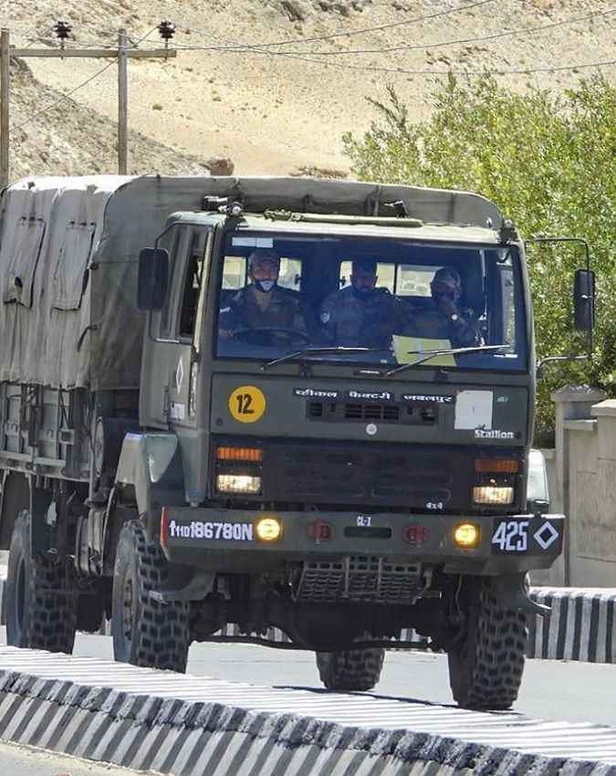 अलग नियमों के तहत चलते हैं सैन्य वाहन