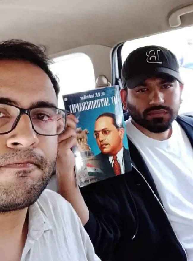 कॉकरोच जनता पार्टी का विरोध प्रदर्शन