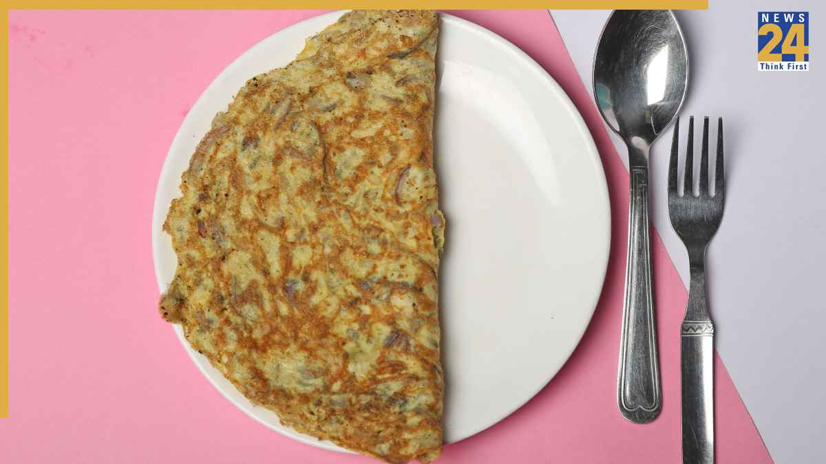 आप भी खाना चाहते हैं हाई प्रोटीन हल्का और हेल्दी फूड? घर पर मिनटों में बनाएं बेसन अंडा चीला; बड़ी आसान है रेसिपी!