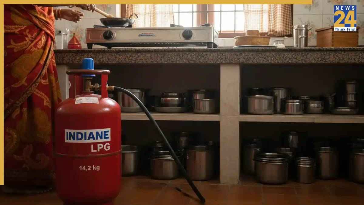 Cylinder Price Hike: बड़ा झटका! सिलेंडर फिर हुआ महंगा, घरेलू गैस के रेट बढ़े, आज से किस शहर में कितने की मिलेगी?