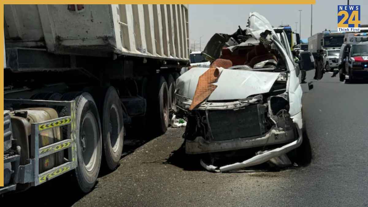 दुबई में बड़ा सड़क हादसा, खराब ट्रक से पीछे से टकराई मिनीबस; कई भारतीय मजदूरों की मौत
