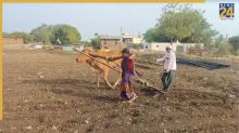 दिल दहलाने वाली तस्वीर! बिजली गिरने से मरा बैला, नया खरीदने के नहीं थे पैसे;  खुद ही हल में जुता ये किसान दंपति