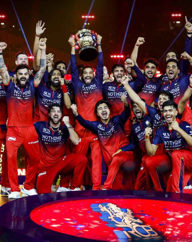 लगातार 2 IPL ट्रॉफी जीतने वाले तीसरे कप्तान 