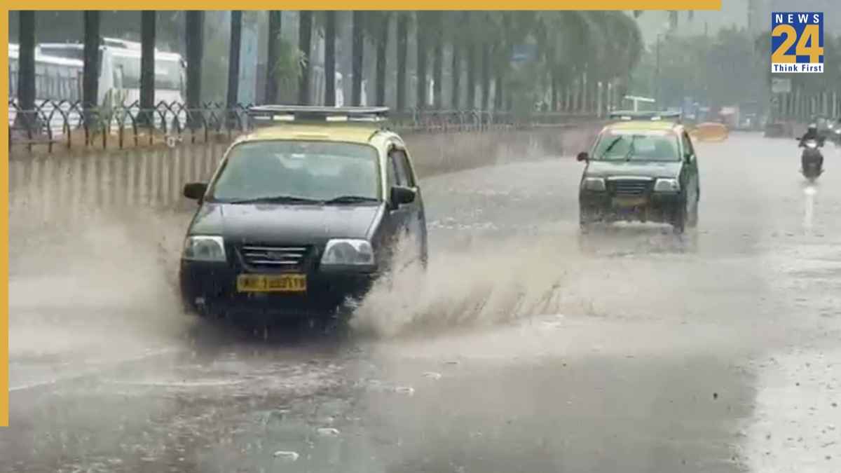 Mumbai Weather: मुंबई में मानसून की मूसलाधार बारिश, कई जगह सड़कों पर जलभराव; IMD ने जारी किया येलो अलर्ट