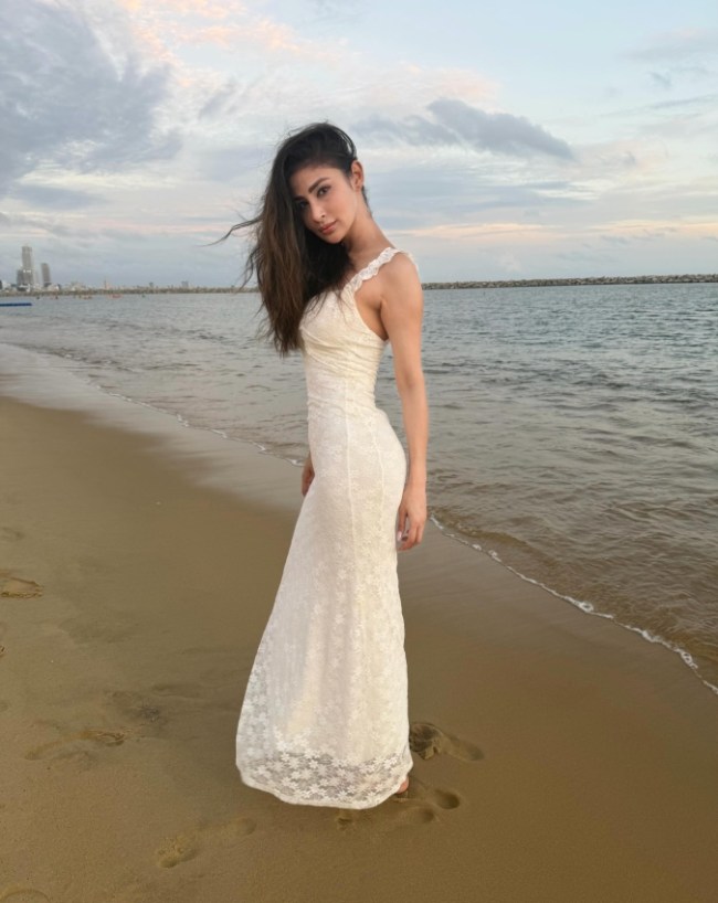 Mouni Roy-1-2-3
