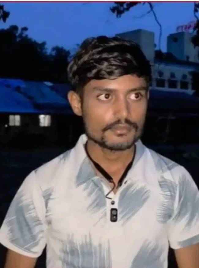 सिया ने चुपके से बैग से कुछ निकाला
