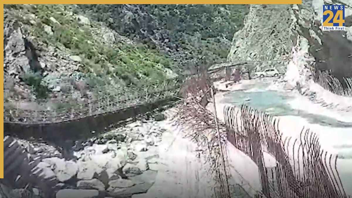 नदी के ऊपर से गुजर रहा था ट्रक, अचानक ढह गया लोहे का पुल; हिमाचल से सामने आया दिल दहलाने वाला VIDEO