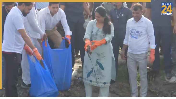 मुख्यमंत्री रेखा गुप्ता के नेतृत्व में यमुना सफाई अभियान को मिली नई रफ्तार, 28 घाटों पर चला विशेष अभियान
