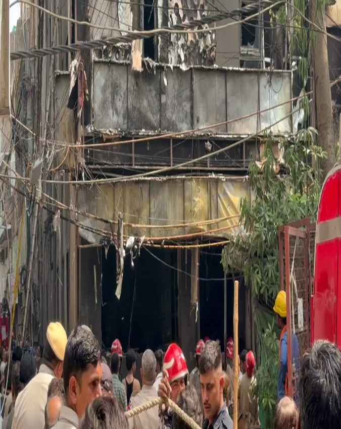 मालवीय नगर में एक रेस्टोरेंट में लगी आग
