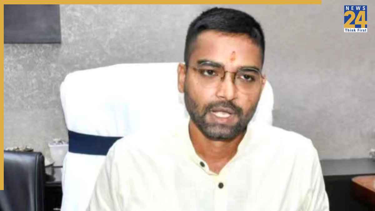 बिहार में क्या छिन जाएगी दीपक प्रकाश की मंत्री की कुर्सी? NDA के इस फैसले से मचा हड़कंप