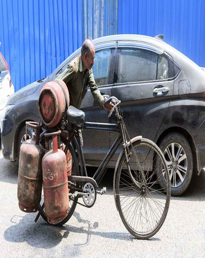 कमर्शियल सिलेंडर के दाम 3,700 रुपये के पार 
