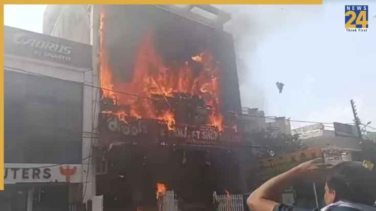 लखनऊ के कोचिंग सेंटर में लगी भीषण आग, जान बचाने को बालकनी से कूदे छात्र; 15 लोगों की मौत