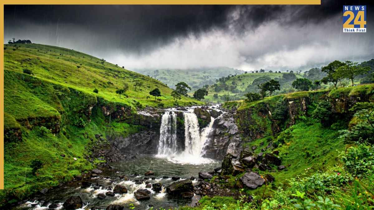 मॉनसून सीजन में आप भी बना रहे हैं घूमने का प्लान? तो इन जगहों को न करें मिस; यादगार होगी यात्रा
