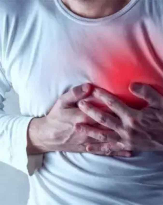 सीने में दर्द या दबाव महसूस होना 