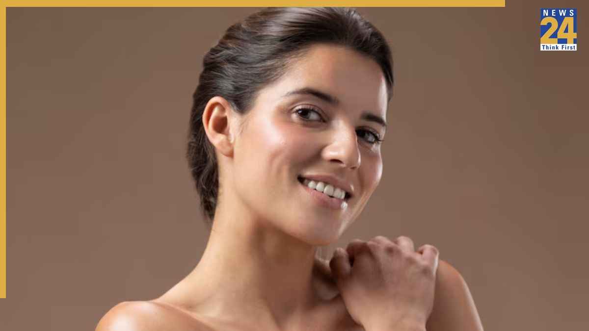 बर्फ में सूरज की तेज किरणों से डार्क हो गया फेस? जानिए टैनिंग हटाने और स्किन रिपेयर के आसान तरीके