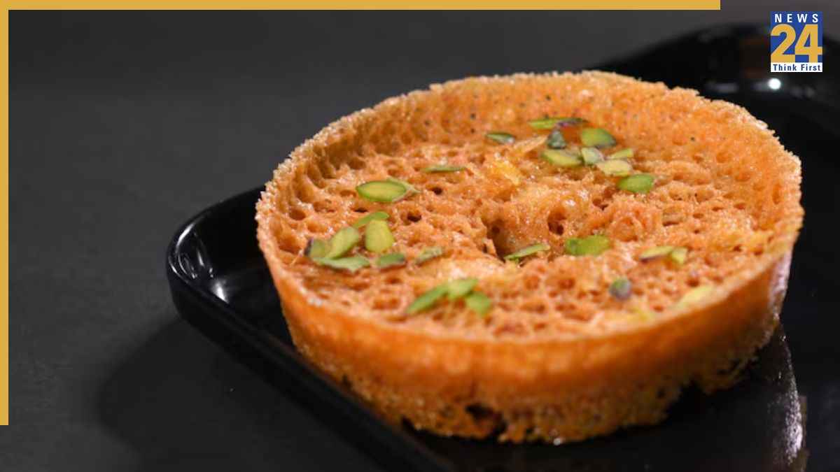 Sawan Recipe: रोज गुलकंद घेवर से बढ़ाएं सावन का स्वाद, मिनटों में जानें बनाने का तरीका