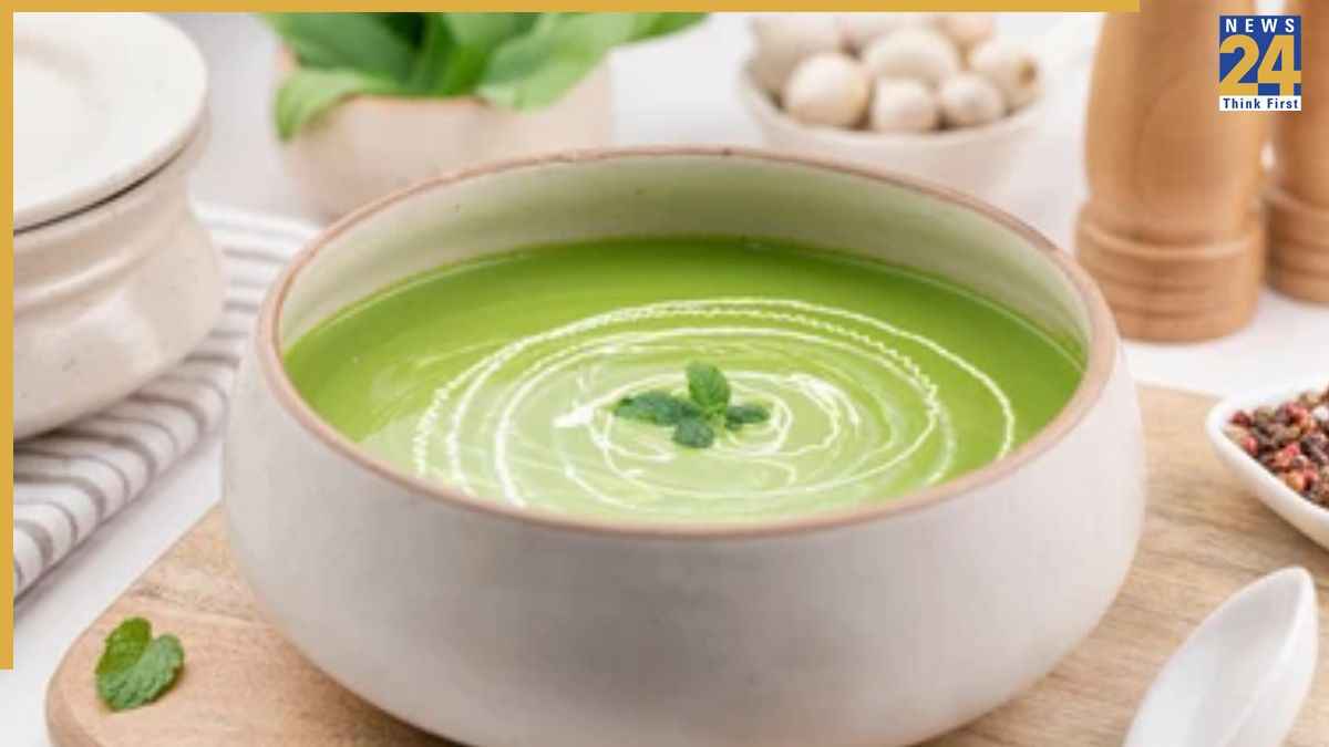 बारिश में नाश्ते का मजा करें दोगुना, घर पर ऐसे बनाएं स्वादिष्ट पालक का सूप