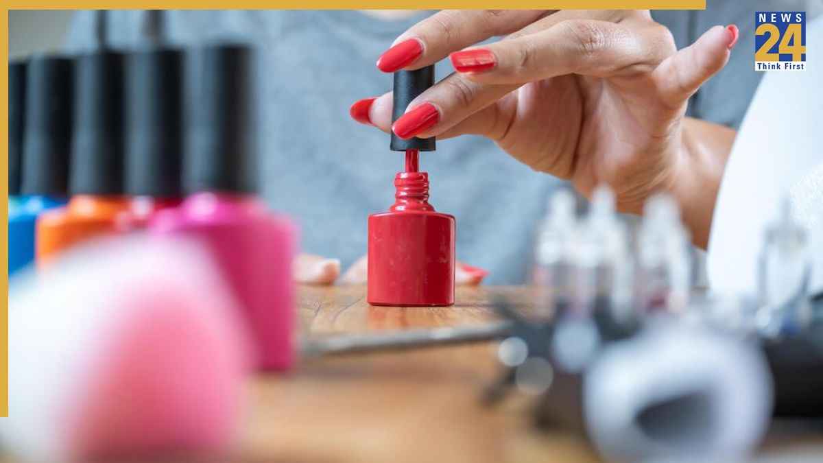 Dry Nail Paint: नेल पेंट सूख जाए तो क्या करें? फेंकने से पहले जरूर आजमाएं ये आसान टिप्स