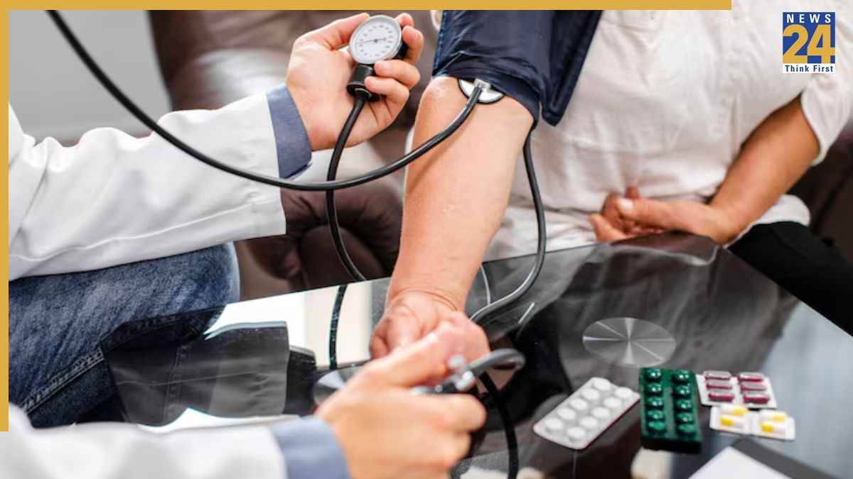 BP Medicine: बीपी की दवा छोड़ना कितना नुकसानदायक है? एक्सपर्ट से जानिए शरीर में क्या बदलाव दिख सकते हैं