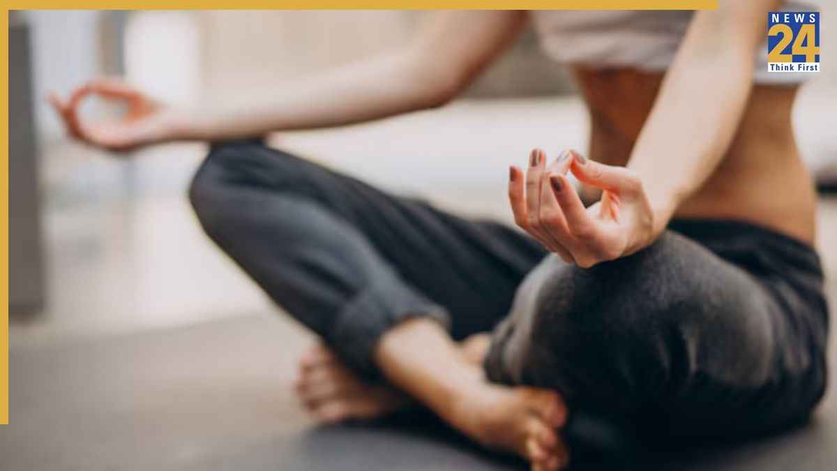 Yoga Tips: बारिश में नहीं जा पा रहे जिम? एक्सपर्ट के बताए गए इन योगासनों से घर बैठे पाएं इंस्टेंट एनर्जी
