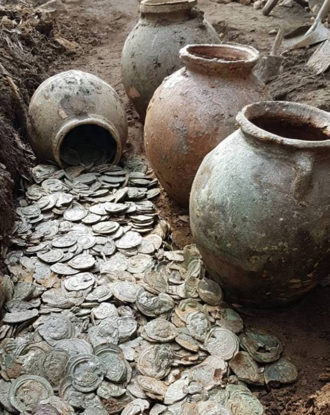 1700 Year Old Roman Treasure Unearthed in France-1-2-3
