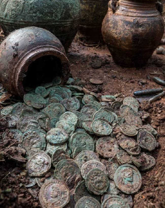 1700 Year Old Roman Treasure Unearthed in France-1-2