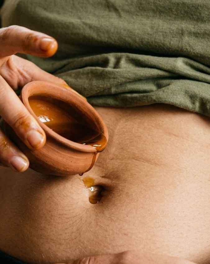 नाभि में कितना तेल डालना चाहिए 
