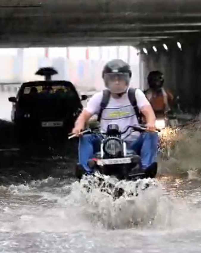 भारी बारिश के कारण सड़कों पर जलभराव