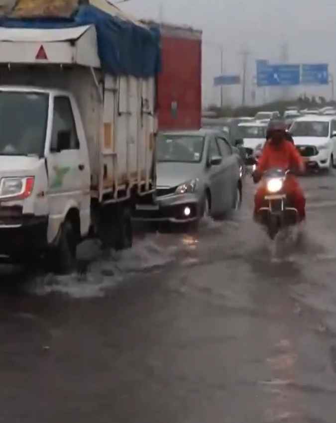 दिल्ली-मेरठ एक्सप्रेसवे पर ट्रैफिक जाम